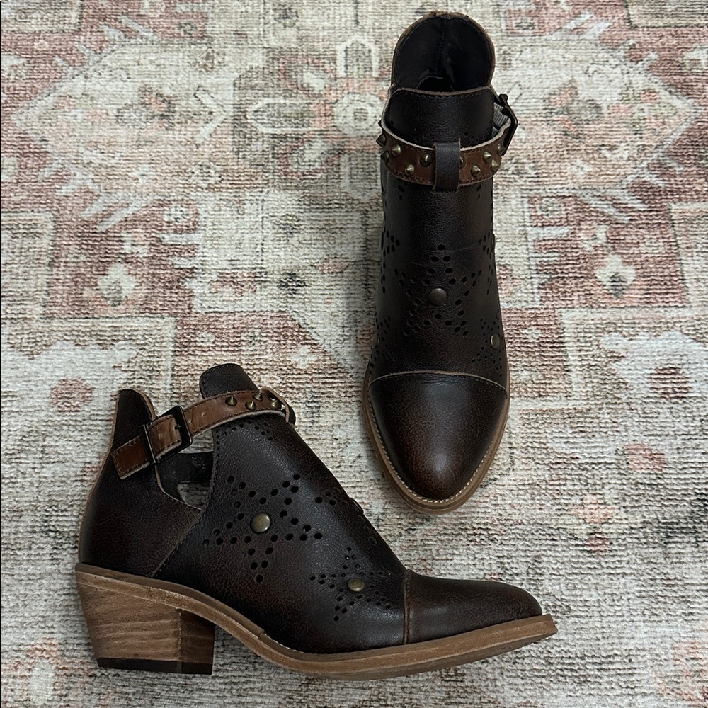 Woman’s NWOTs Corral Circle G Leather Ankle Star Studded Booties - Picture 4 of 10